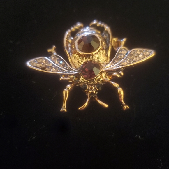 New Rhinestone Bee Brooch. - Picture 7 of 14